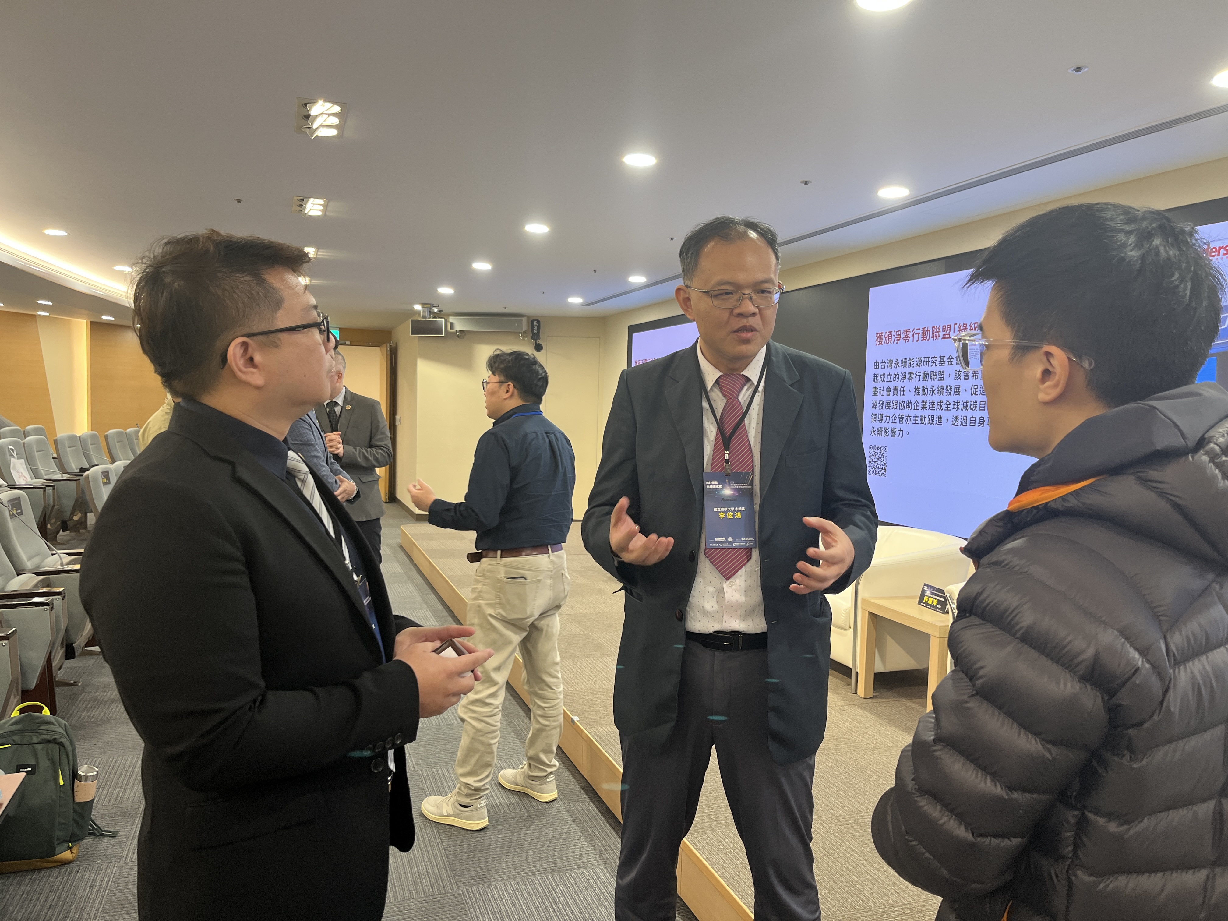 國立東華大學李俊鴻永續長休息時間與來賓和領導力企管顧問互相交流。